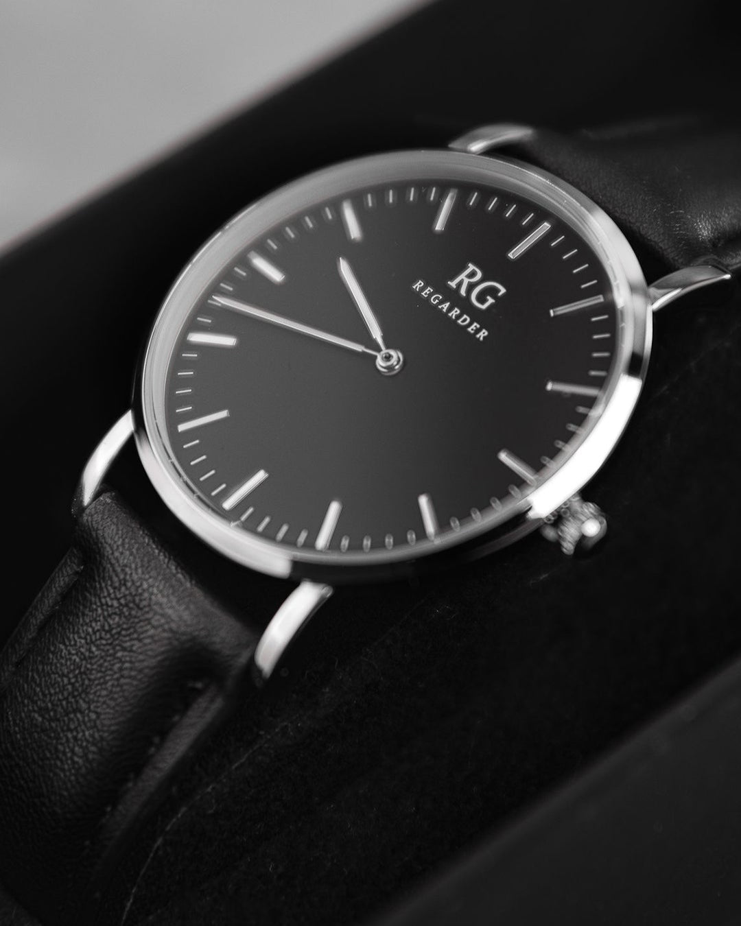 Reloj REGARDER colección Black con correa de cuero negro y caja plateada
Reloj de lujo con correa de cuero y esfera negra minimalista
REGARDER reloj clásico para hombre con correa de cuero negro
Reloj unisex colección Black con diseño elegante y caja metálica
Reloj REGARDER de estilo minimalista con correa de cuero auténtico
Reloj sofisticado en negro con correa de cuero premium
REGARDER reloj elegante colección Black con caja plateada y correa negra
Reloj clásico minimalista con esfera negra y correa de cu